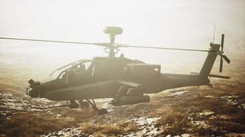 hélicoptère militaire dans les montagnes en guerre photo