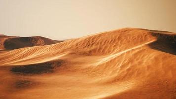 beau coucher de soleil sur les dunes de sable du désert du sahara au maroc photo