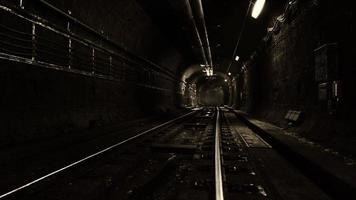 tunnel ferroviaire vide près de la gare souterraine photo