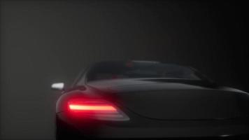 voiture de sport de luxe dans un studio sombre avec des lumières vives photo