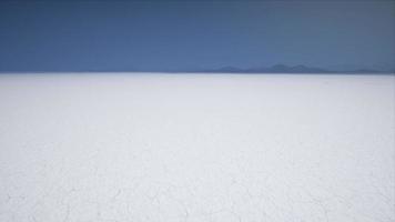 coucher de soleil sur les salines de bonneville aux états-unis photo