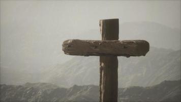 croix de crucifix en bois à la montagne photo