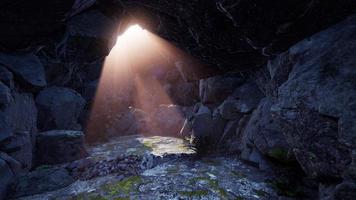 lumière du soleil à l'intérieur de la grotte mystérieuse photo