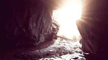 la lumière du soleil filtre dans une grotte de pierre humide photo