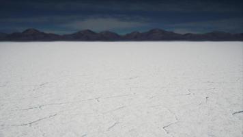 coucher de soleil sur les salines de bonneville aux états-unis photo