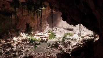 grotte dans un volcan éteint couverte d'herbe et de plantes photo