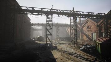 vieux bâtiment abandonné avec des constructions en fer rouillé photo