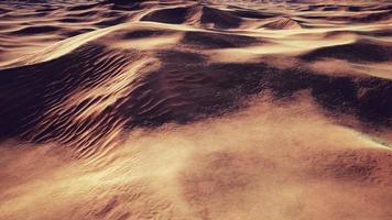 dunes de sable au coucher du soleil dans le désert du sahara en libye photo