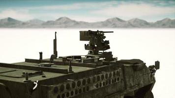 char militaire dans le désert blanc photo