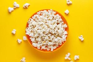 pop-corn dans un bol orange. photo