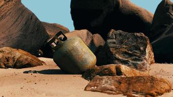 Ancienne bouteille de gaz de cuisine sur la plage de sable photo