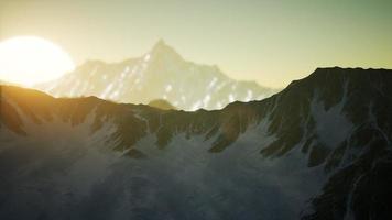 paysage d'hiver dans les montagnes au coucher du soleil photo