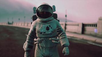 astronaute en combinaison spatiale sur le pont routier photo