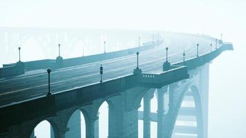 pont routier vide illuminé dans un brouillard photo