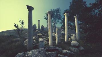 ruines romaines antiques avec des statues brisées photo
