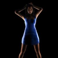 femme brune sexy qui pose en studio sombre photo