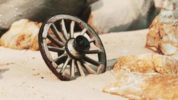 roue de chariot de vieille tradition sur le sable photo