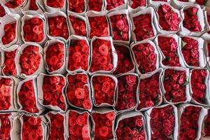 paquets de roses rouges, conservés en tas. photo