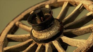roue en bois vintage rustique faite à la main utilisée dans les wagons médiévaux photo