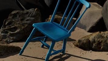 chaise en bois bleu rétro sur la plage photo