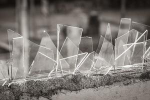 mur dangereux avec des éclats de verre brisé playa del carmen mexique. photo