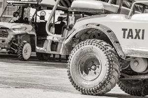 voiturette de golf taxi voitures chariots roue rue plage holbox mexique. photo