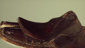 Ancienne selle de cheval de dressage en cuir vintage d'occasion photo