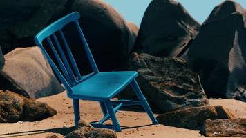 chaise en bois bleu rétro sur la plage photo