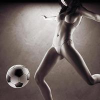 jeune femme sexy joueur de football photo