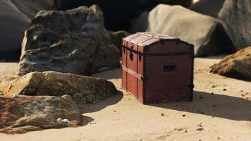 coffre au trésor dans les dunes de sable sur une plage photo