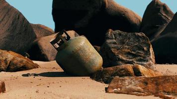 Ancienne bouteille de gaz de cuisine sur la plage de sable photo