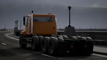 gros camion camion sur le pont photo