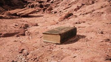 vieux livre dans le désert de roche rouge photo