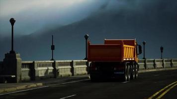 gros camion camion sur le pont photo