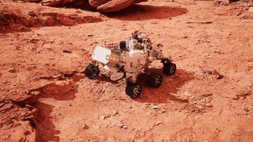 mars rover persévérance explorant la planète rouge. éléments fournis par la nasa. photo