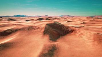 paysage vaste et sauvage du désert de sable arabe photo
