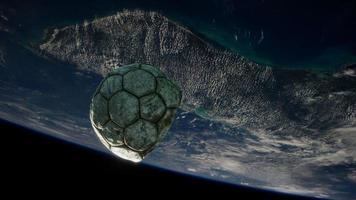 vieux ballon de football dans l'espace sur l'orbite terrestre