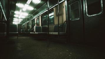 le wagon de métro est vide à cause de l'épidémie de coronavirus dans la ville photo