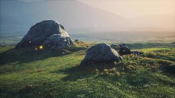 paysage alpin avec de grosses pierres photo