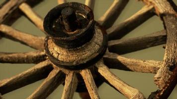 roue en bois vintage rustique faite à la main utilisée dans les wagons médiévaux photo