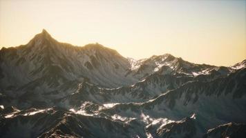 vue aérienne des montagnes des alpes dans la neige photo