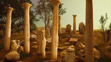ruines romaines antiques avec des statues brisées photo