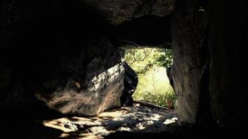 photo prise depuis l'intérieur d'une petite grotte donnant sur