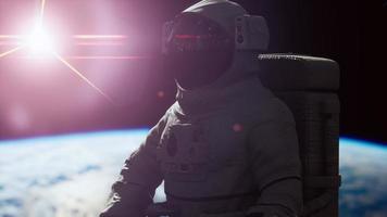 astronaute de l'homme de l'espace dans l'espace sur un fond de la planète bleue terre photo