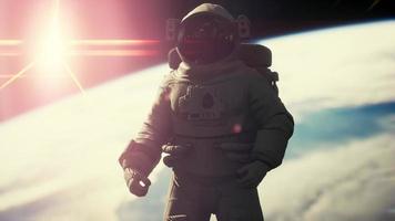 astronaute dans l'espace au-dessus de la planète terre photo