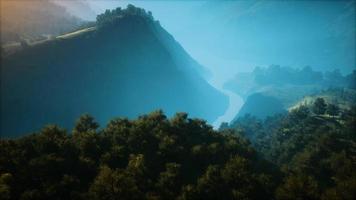 coucher de soleil en montagne avec herbe verte et arbres photo