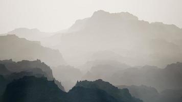 brouillard dans la vallée des montagnes rocheuses photo