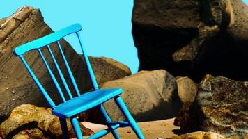 chaise en bois bleu rétro sur la plage photo