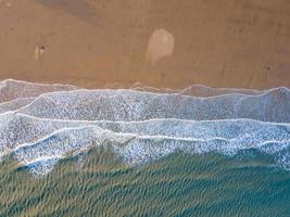 photographie aérienne de la mer, des plages et des vagues photo