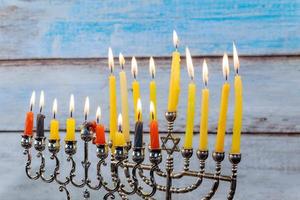 menorah de hanukkah avec bougies et dreidel argenté. photo